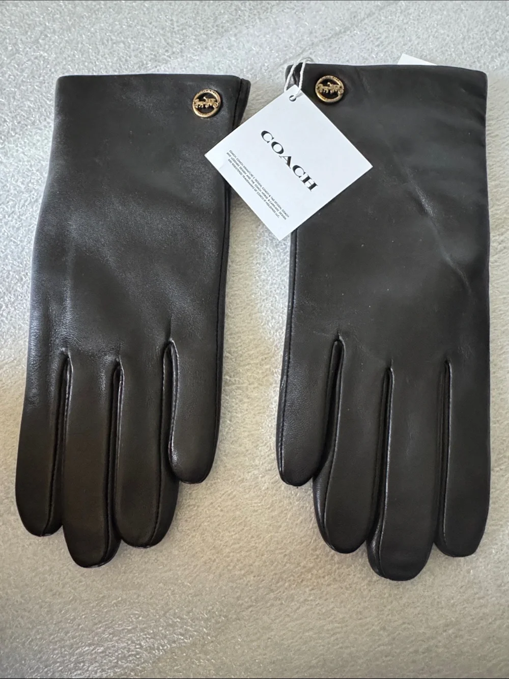 NWT Coach Ladies Smooth Tech  Leather Gloves in Black with Signature Button
